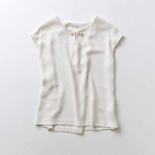 CAPRICIEUX LE'MAGE(カプリシューレマージュ)のパールスキッパーブラウス❤︎美品 レディースのトップス(シャツ/ブラウス(半袖/袖なし))の商品写真