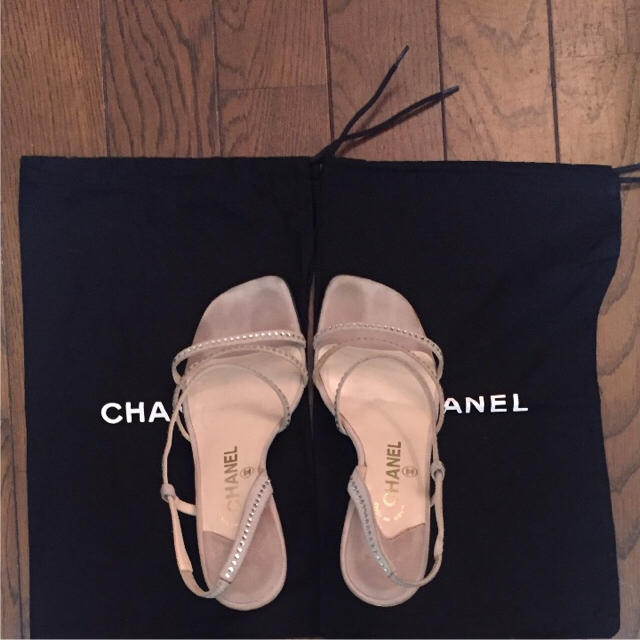 CHANEL(シャネル)のシャネル ベージュスエード サンダル レディースの靴/シューズ(サンダル)の商品写真