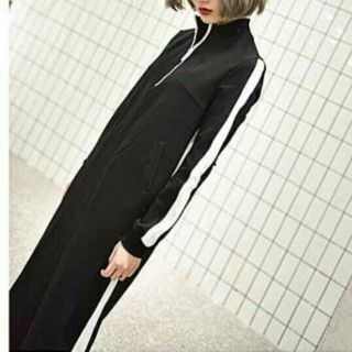 ザラ(ZARA)の新品☆お洒落ジャージワンピース☆黒白モノトーン☆スリット入☆ストリート系☆(ロングワンピース/マキシワンピース)