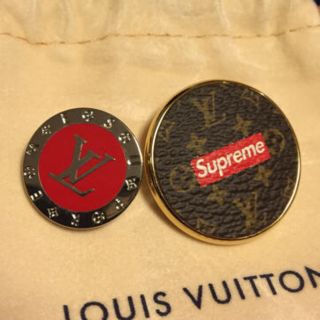 ルイヴィトン(LOUIS VUITTON)のsupreme lv ブローチ バッチ(ブローチ/コサージュ)