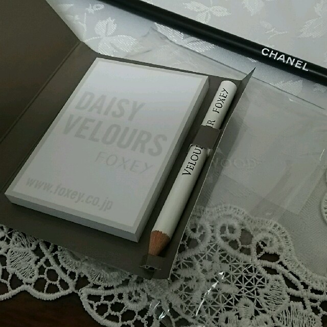 CHANEL(シャネル)のフォクシー.メモ用紙と鉛筆セット&シャネルの鉛筆です*・'° エンタメ/ホビーのアート用品(鉛筆)の商品写真