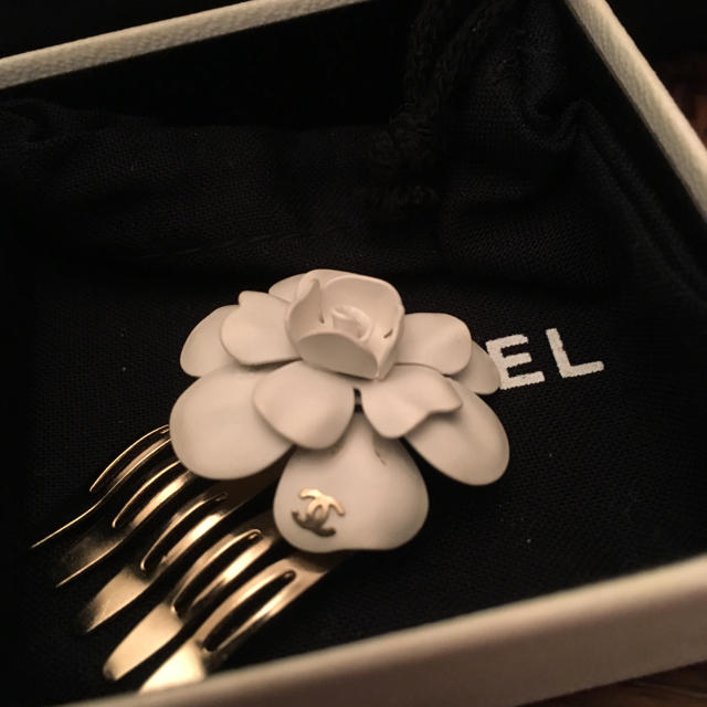 CHANEL(シャネル)の【正規品】CHANEL カメリア ヘアアクセサリー レディースのヘアアクセサリー(バレッタ/ヘアクリップ)の商品写真