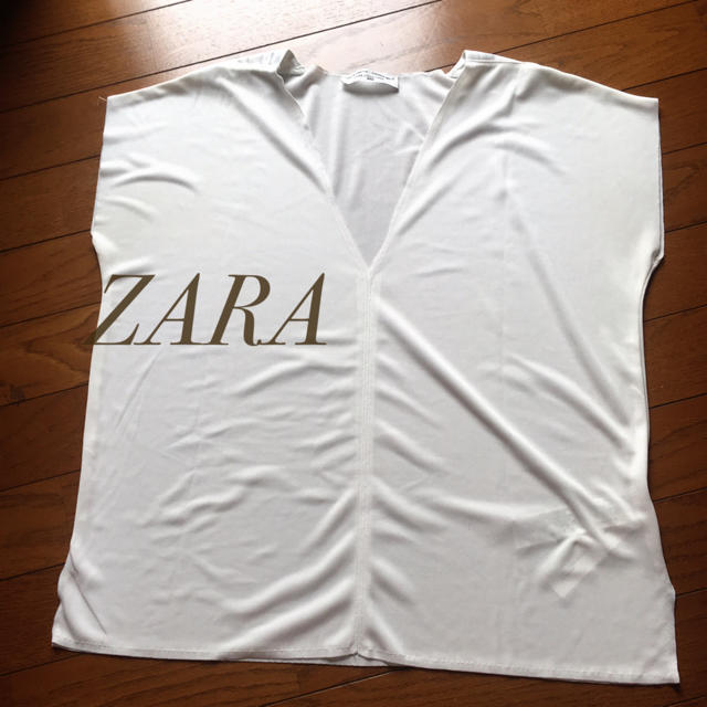 ZARA(ザラ)のZARA半袖白トップス レディースのトップス(カットソー(半袖/袖なし))の商品写真