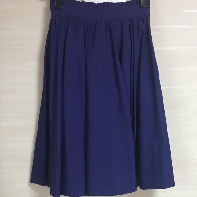 LAISSE PASSE(レッセパッセ)のレッセパッセ ベルト付きタックギャザースカート ブルー 36 レディースのスカート(ひざ丈スカート)の商品写真