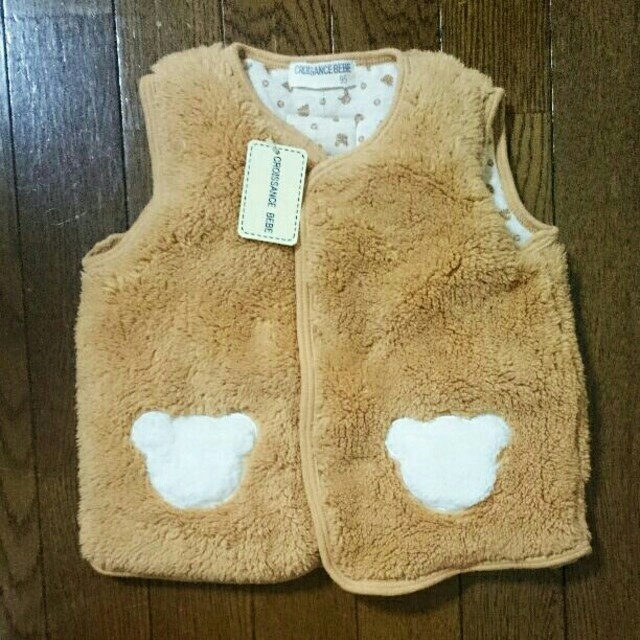 BeBe(ベベ)の【新品】BeBeくまさん フワフワベスト 95 キッズ/ベビー/マタニティのキッズ服男の子用(90cm~)(ジャケット/上着)の商品写真