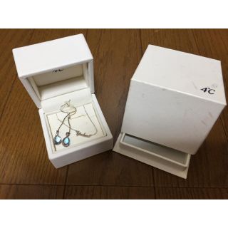 ヨンドシー(4℃)の【値下げしました4℃ シルバーゴールド ネームネックレス アクアマリンのピアス付(ネックレス)