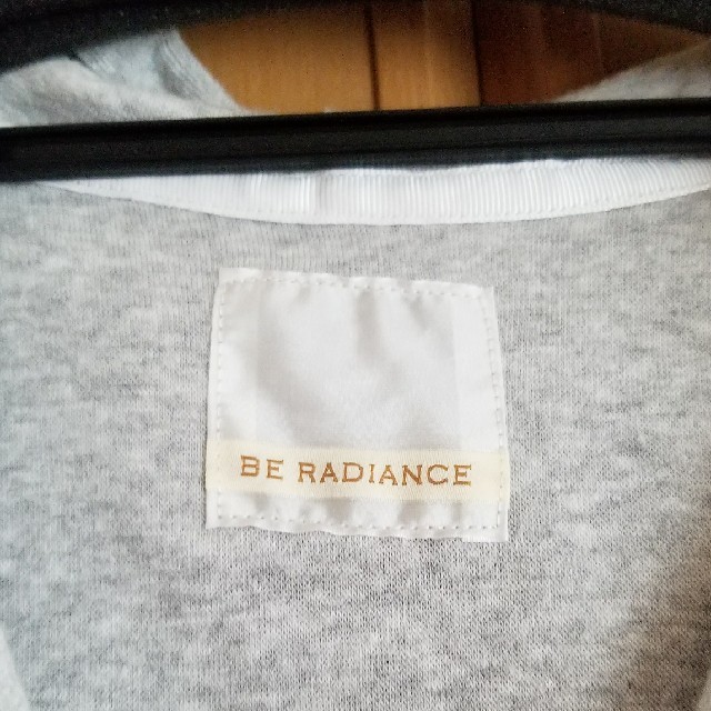 BE RADIANCE(ビーラディエンス)の新品ビーラディエンス(BE RADIANCE)ショートパーカ　グレー レディースのトップス(パーカー)の商品写真