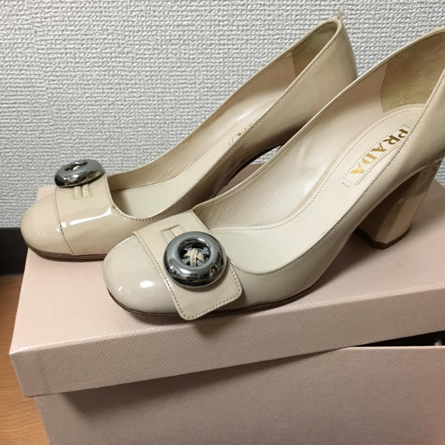 PRADAボタンパンプスベージュ36.5miumiu