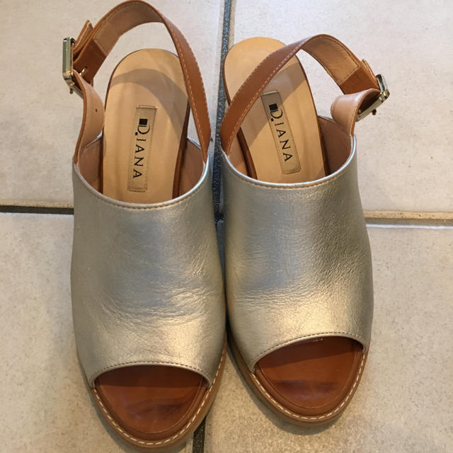 DIANA(ダイアナ)のダイアナシルバーサンダル レディースの靴/シューズ(サンダル)の商品写真