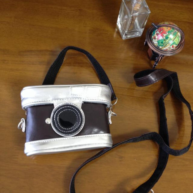 カメラ型 デジカメケース レディースのファッション小物(ポーチ)の商品写真