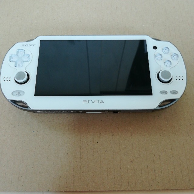 SONY(ソニー)のPS vita 1000 ホワイト ソフト付き エンタメ/ホビーのゲームソフト/ゲーム機本体(携帯用ゲーム機本体)の商品写真