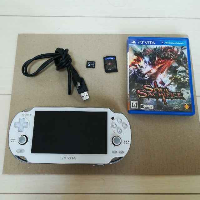 SONY(ソニー)のPS vita 1000 ホワイト ソフト付き エンタメ/ホビーのゲームソフト/ゲーム機本体(携帯用ゲーム機本体)の商品写真