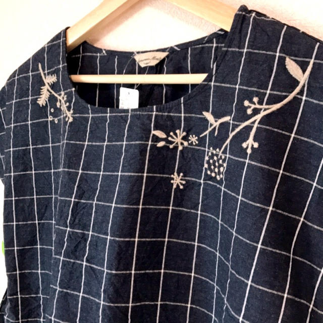 SM2(サマンサモスモス)のSM2  今季 チェック柄生地刺繍ブラウス レディースのトップス(シャツ/ブラウス(半袖/袖なし))の商品写真