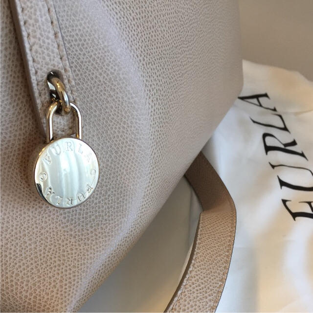 Furla(フルラ)の【美品】フルラ♡パイパー M ライトベージュ バッグ レディースのバッグ(ショルダーバッグ)の商品写真
