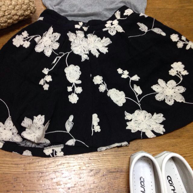 dholic(ディーホリック)の花柄刺繍スカート レディースのスカート(ミニスカート)の商品写真