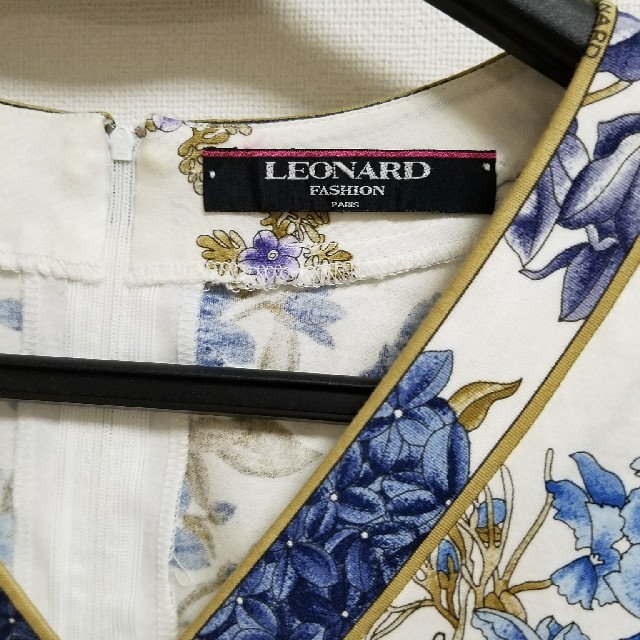 LEONARD(レオナール)のレオナールTシャツ　白花柄 レディースのトップス(Tシャツ(半袖/袖なし))の商品写真