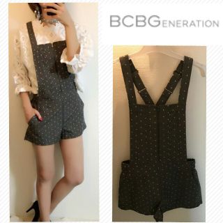 ビーシービージーマックスアズリア(BCBGMAXAZRIA)の値下げ！【新品】BCBGenerationドット刺繍サロペット(オールインワン)