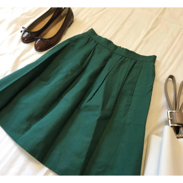 TOMORROWLAND(トゥモローランド)のトゥモローランド ボールジィ 秋色グリーンシルクグログランフレアスカート レディースのスカート(ひざ丈スカート)の商品写真