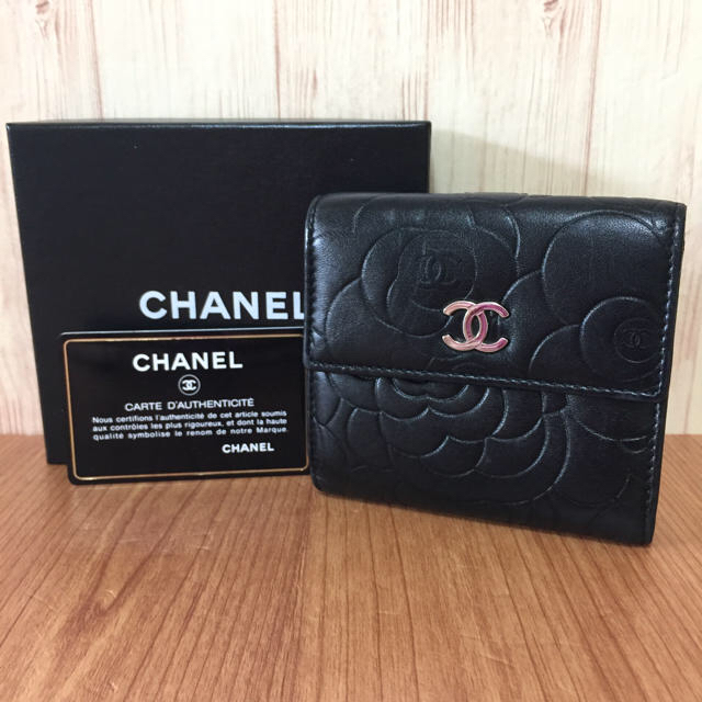 CHANEL(シャネル)のシャネル カメリア コンパクト折り財布 ブラック シルバー金具 レディースのファッション小物(財布)の商品写真