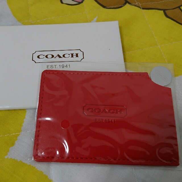 COACH(コーチ)のCOACH カード型ミラー 鏡 レッド 赤 未使用未開封 レディースのファッション小物(その他)の商品写真