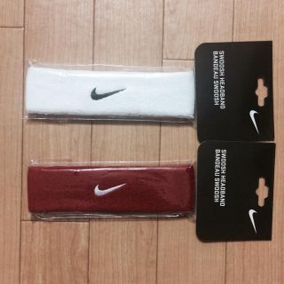 ナイキ(NIKE)の新品 NIKE スウッシュ ヘッドバンド ホワイト&レッド(ヘアバンド)