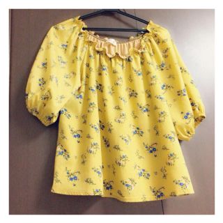 ウィゴー(WEGO)の花柄 トップス(シャツ/ブラウス(半袖/袖なし))