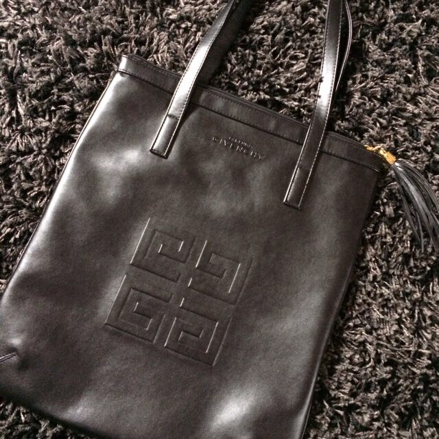 GIVENCHY(ジバンシィ)のGIVENCHY トート 売り切り！ レディースのバッグ(トートバッグ)の商品写真