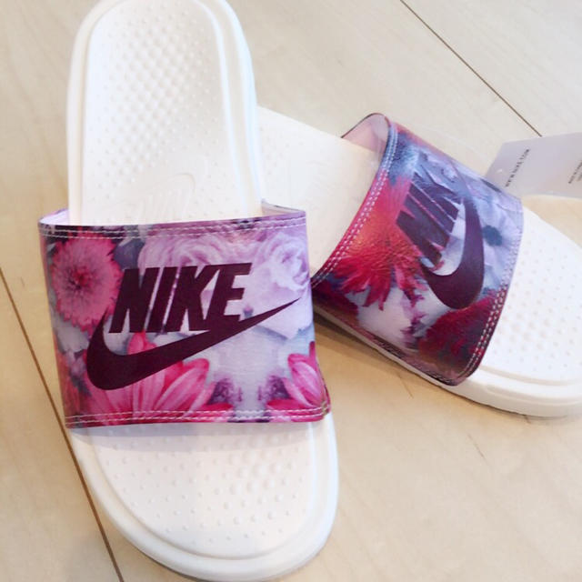 Nike 新品未使用 Nikeナイキ 海外限定 花柄ベナッシサンダル 26 白の通販 By Rady S Shop ナイキならラクマ