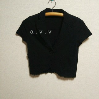 アーヴェヴェ(a.v.v)のa.v.v 黒半袖ジャケット(テーラードジャケット)