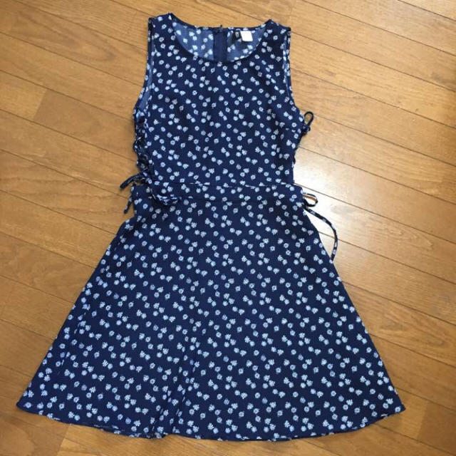 H&M(エイチアンドエム)の花柄ワンピースXS キッズ/ベビー/マタニティのキッズ服女の子用(90cm~)(ワンピース)の商品写真