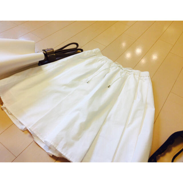 Adam et Rope'(アダムエロぺ)のアダムエロペ  ホワイト フレアスカート レディースのスカート(ひざ丈スカート)の商品写真
