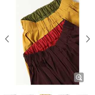 イッカ(ikka)の新品 ブラウンとレッドのリバーシブルスカート(ひざ丈スカート)
