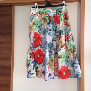 ザラ(ZARA)のZARA❤️花柄スカート(ひざ丈スカート)