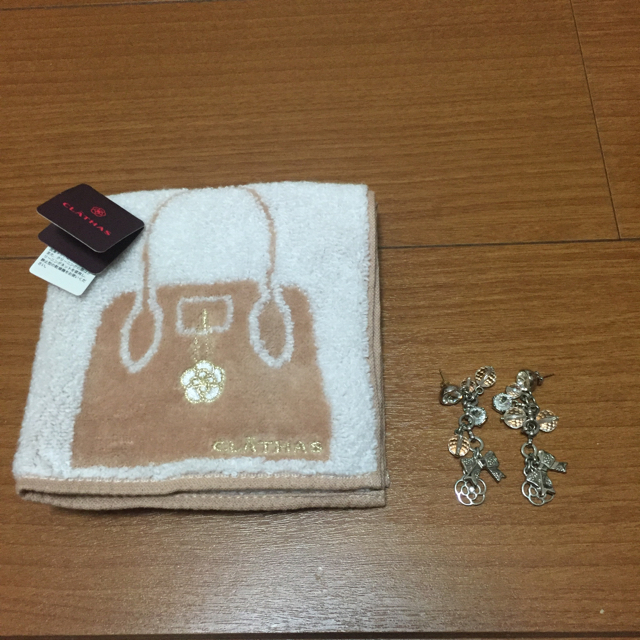 CLATHAS(クレイサス)のyu-yuさま専用   クレイサス タオルハンカチ、ピアス レディースのファッション小物(ハンカチ)の商品写真