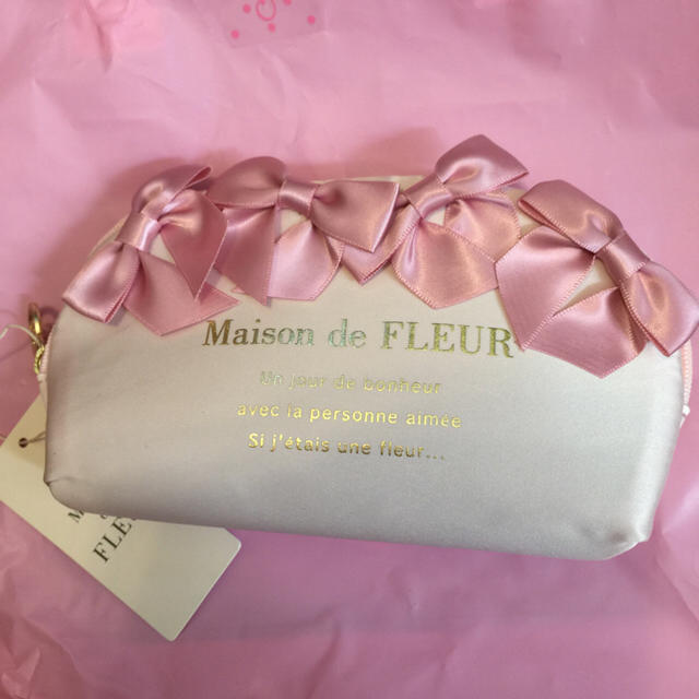 Maison de FLEUR(メゾンドフルール)の【お値引きしました】Maison de FLEUR ランダムリボンメガネケース レディースのファッション小物(ポーチ)の商品写真