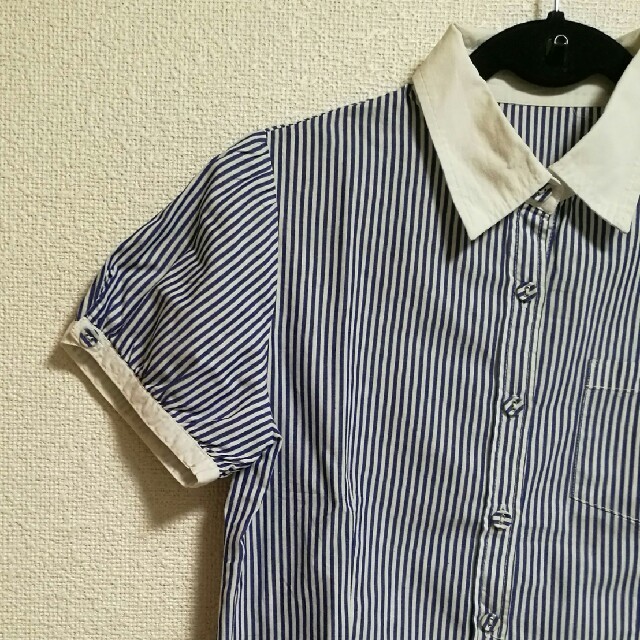 青ストライプシャツ レディースのトップス(シャツ/ブラウス(半袖/袖なし))の商品写真