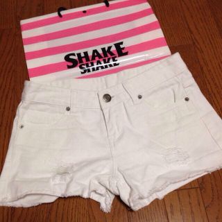 シェイクシェイク(SHAKE SHAKE)のSHAKESHAKEの白ショーパン★(ショートパンツ)