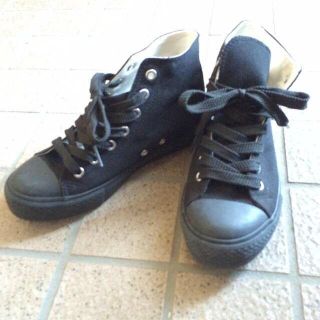ジーユー(GU)のハイカット黒スニーカー(スニーカー)