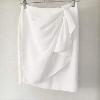 ザラ(ZARA)の【未使用】ザラ タイト ドレープ スカート ホワイト 白 XS(ひざ丈スカート)