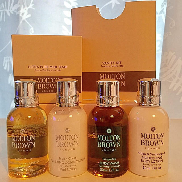 MOLTON BROWN(モルトンブラウン)の50ml×4種類☆MOLTON BROWN トラベルセット モルトンブラウン コスメ/美容のキット/セット(サンプル/トライアルキット)の商品写真