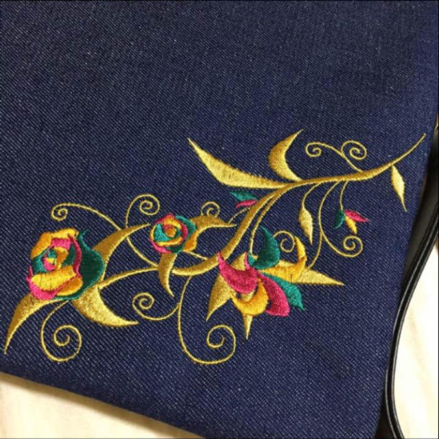 EVRIS(エヴリス)のEVRIS embroidery クラッチ レディースのバッグ(クラッチバッグ)の商品写真