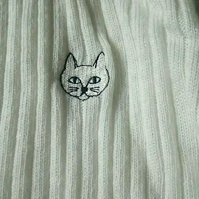 AG by aquagirl(エージーバイアクアガール)の猫ワッペンリブニット 白 レディースのトップス(ニット/セーター)の商品写真