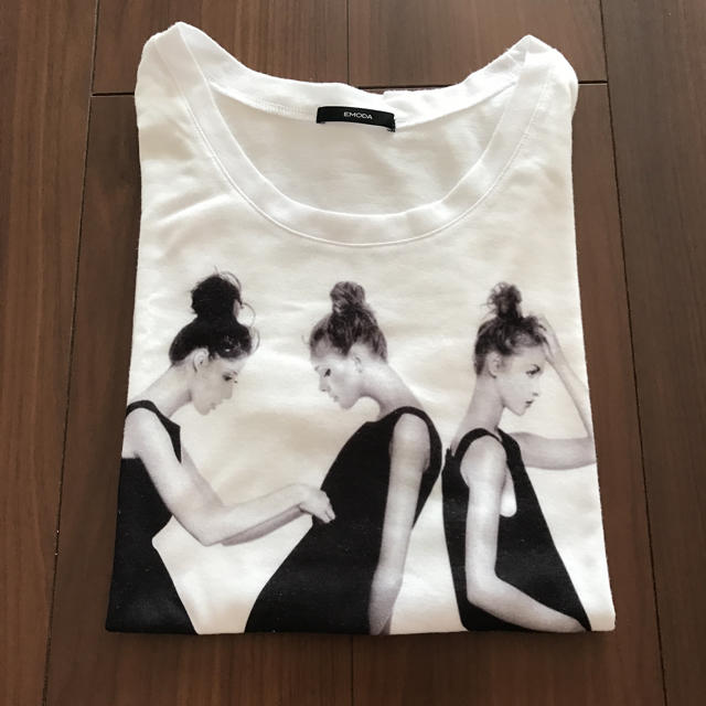 EMODA(エモダ)の白Tシャツ レディースのトップス(Tシャツ(半袖/袖なし))の商品写真