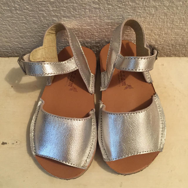 マットシルバーサンダル キッズ/ベビー/マタニティのベビー靴/シューズ(~14cm)(サンダル)の商品写真