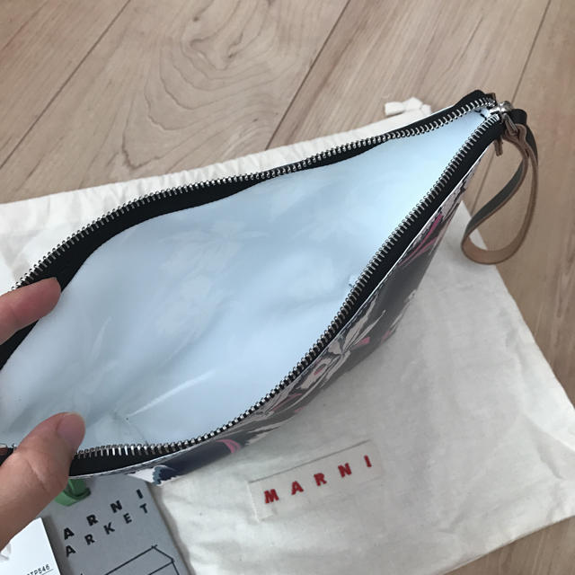 Marni - 新品 マルニフラワーカフェ ポーチ クラッチバッグ ポシェット