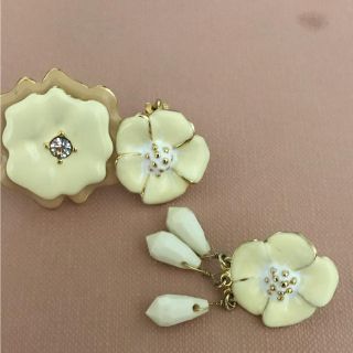 リリーブラウン(Lily Brown)の美品 コンビフラワーアシメピアス(ピアス)