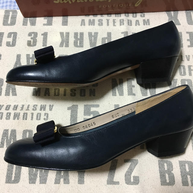 堅実な究極の 値下げ 紺色 Ferragamo パンプス tbg.qa