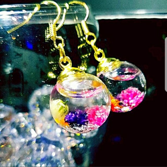 新商品✨液体ガラスドーム　かすみ草　ハーバリウム　ガラスドーム　ピンク　スワロ入 ハンドメイドのアクセサリー(ピアス)の商品写真