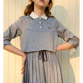 フレッドペリー(FRED PERRY)のFRED PERRY DESIGNED BY MEG 襟付きプリーツ ワンピース(ひざ丈ワンピース)