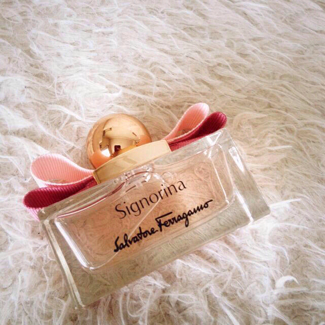 Ferragamo(フェラガモ)のフェラガモ♡シニョリーナ 50ml コスメ/美容の香水(香水(女性用))の商品写真